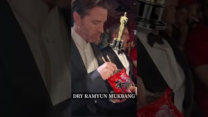 “Is this real? Not AI?” – Oscar-winning actor caught eating ‘dry ramyun snack’